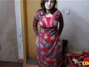 巴基斯坦家庭主妇的业余视频展示了她对露骨邂逅的热情,展示了她不可抗拒的诱惑力和原始的亲密关系。