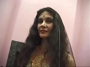 Горячая индийская красотка занимается грязным сексом с большим членом.