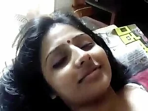 유혹적인 인도 여성이 타밀 포르노 스타를 지배하며 뜨거운 만남을 즐깁니다.