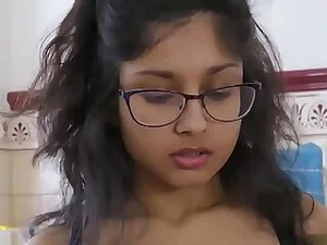 Uma jovem indiana fica suja com sabão em pó em um encontro quente e explícito, cheio de prazer intenso e exploração sensual.