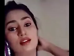 Swathi Naidu, eine indische Dienstmagd, zeigt ihre Selfie-Piraterie in einem expliziten Heimvideo.