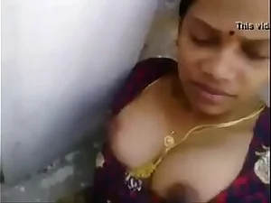 Une tante tamoule devient coquine dans une scène de sexe torride, mettant en valeur ses compétences.
