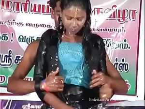 Une bombe tamoule sensuelle gémit de plaisir avec une danse sensuelle du ventre.