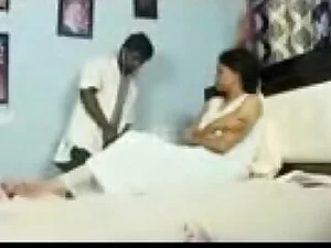Raasa Leelas neuestes und anspruchsvolles Video macht die intime Untersuchung von Tamil Bhabhi heiß.