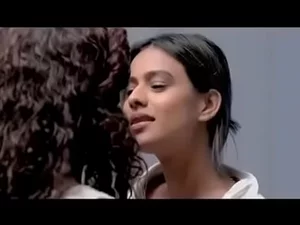 निया शर्मा के आकर्षक नितंबों से भावुक, स्पष्ट तेलुगु संभोग होता है।