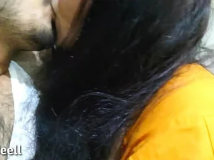 인도 포르노 비디오에서 마사지사의 예상치 못한 움직임에 놀라는 나쁜 바비를 지켜보세요.