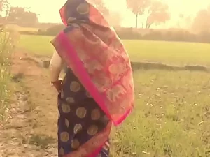 یک نوجوان هندی در یک ویدیوی خانگی پرشور خشن و وحشی می شود.