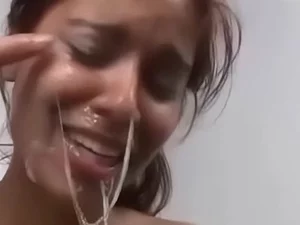 ત્રણ યુવાન ભારતીય મહિલાઓ કલાપ્રેમી પોર્ન વિડિયોમાં કામુક આનંદની શોધ કરે છે.
