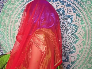 印度阿姨与她的已婚情人在热辣的家庭自制视频中发生性关系。